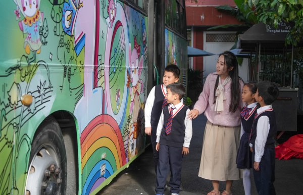 牛宝宝 报废公交10年承载2400节课，上海这所小学的“巴士教室”焕新出发